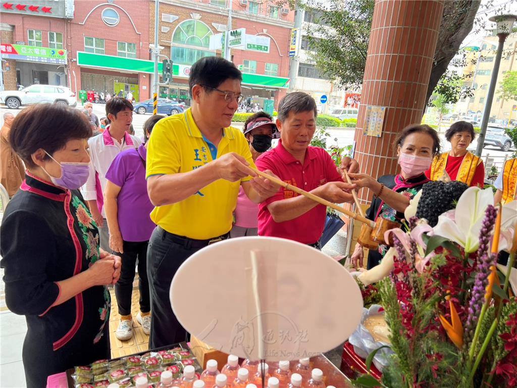 民眾在知賓引導下虔心浴佛。.jpg