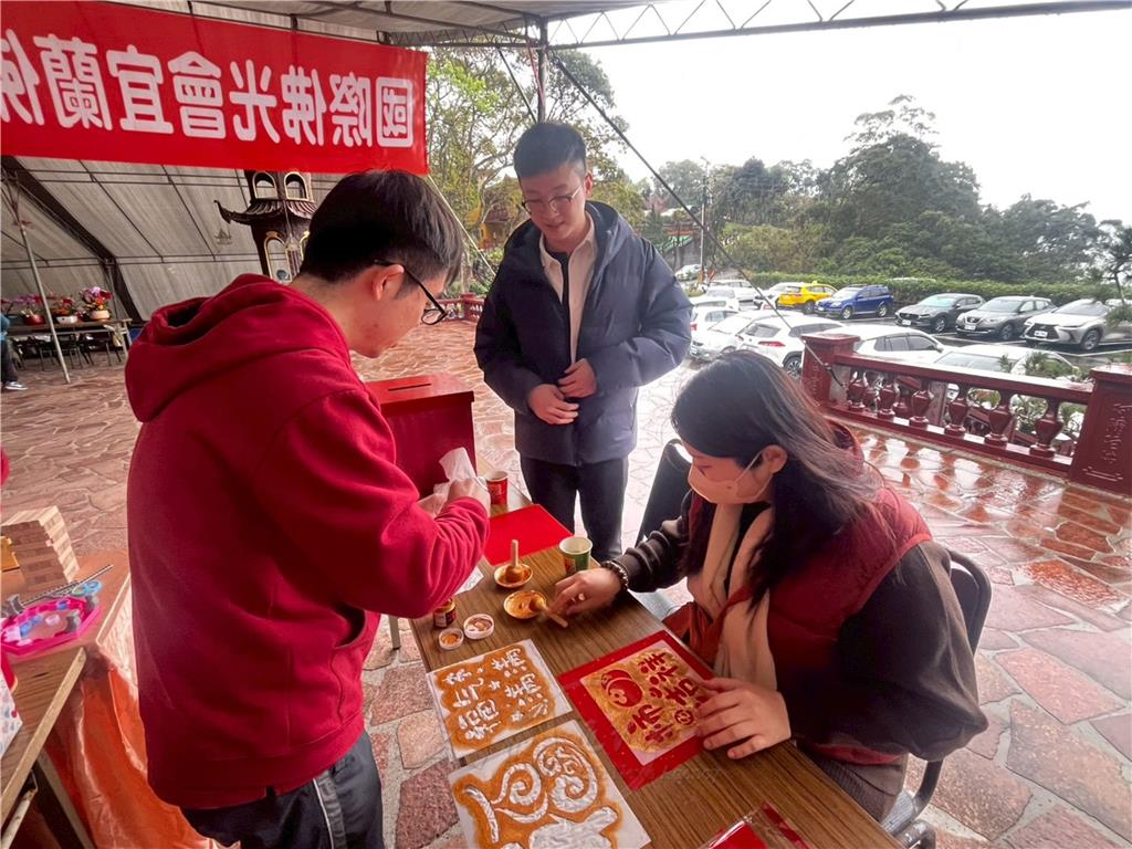 青年義賣送暖　佛光普「皂」傳遞三好心