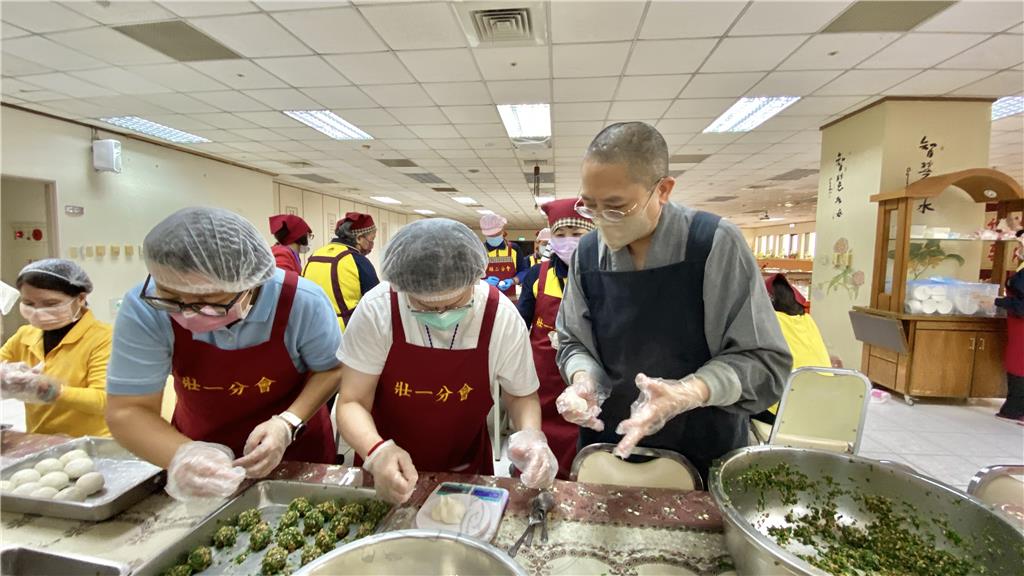 揉糰寄追思　蘭陽別院製作揚州大糰子緬懷星雲大師