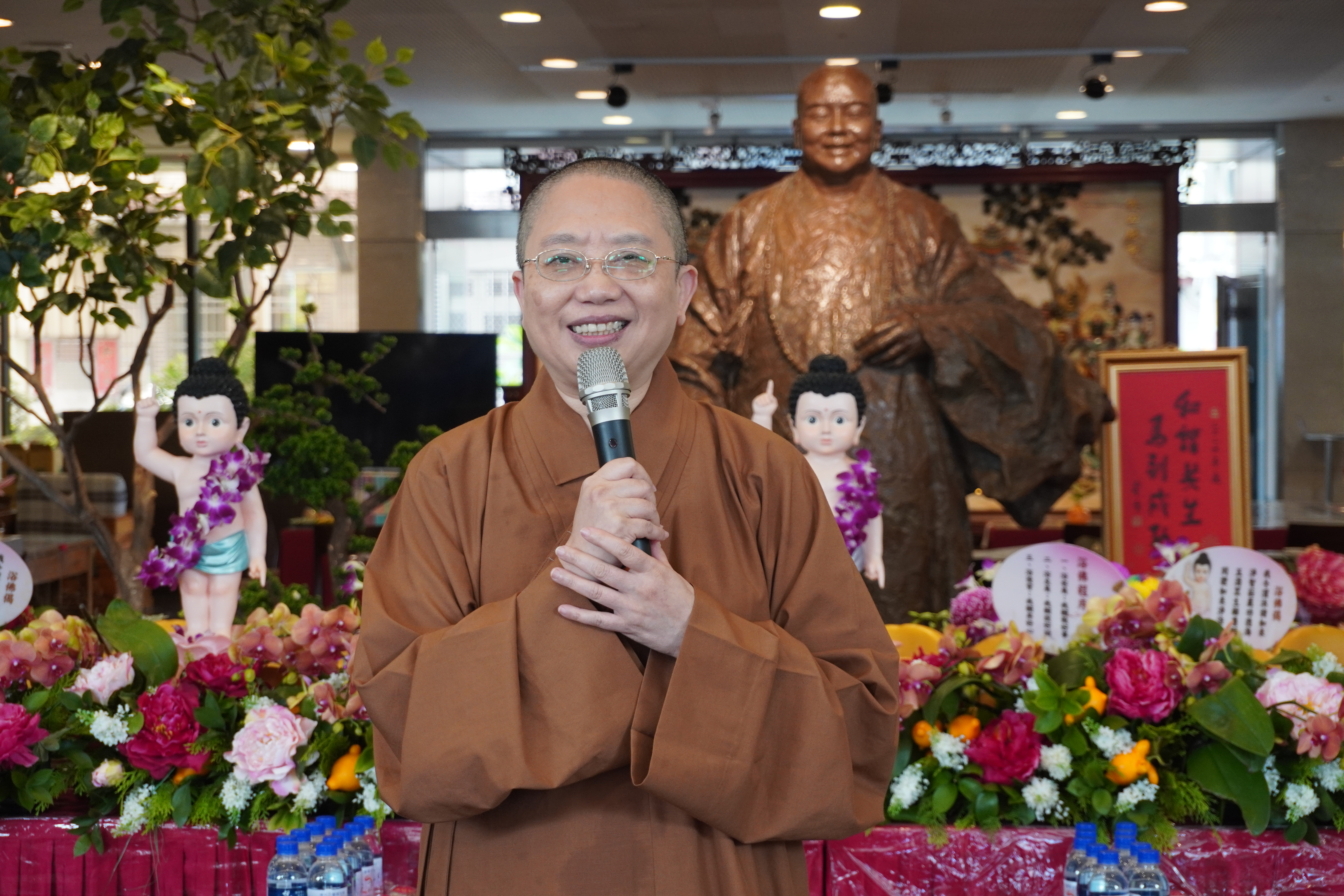 蘭陽溫馨五月情　洗腳獻花傳孝心