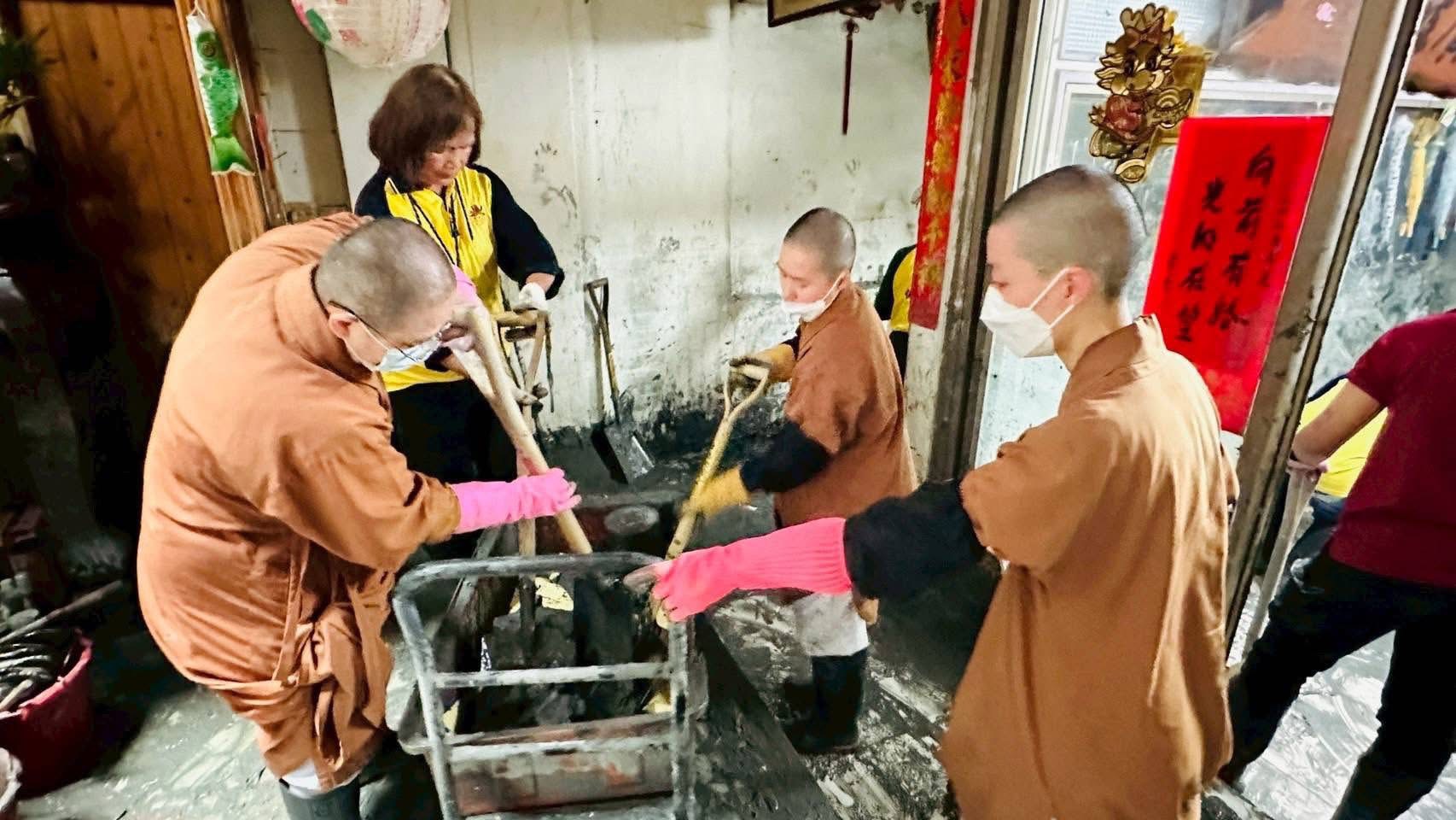 佛光人愛心接力 挺進泥濘第一線