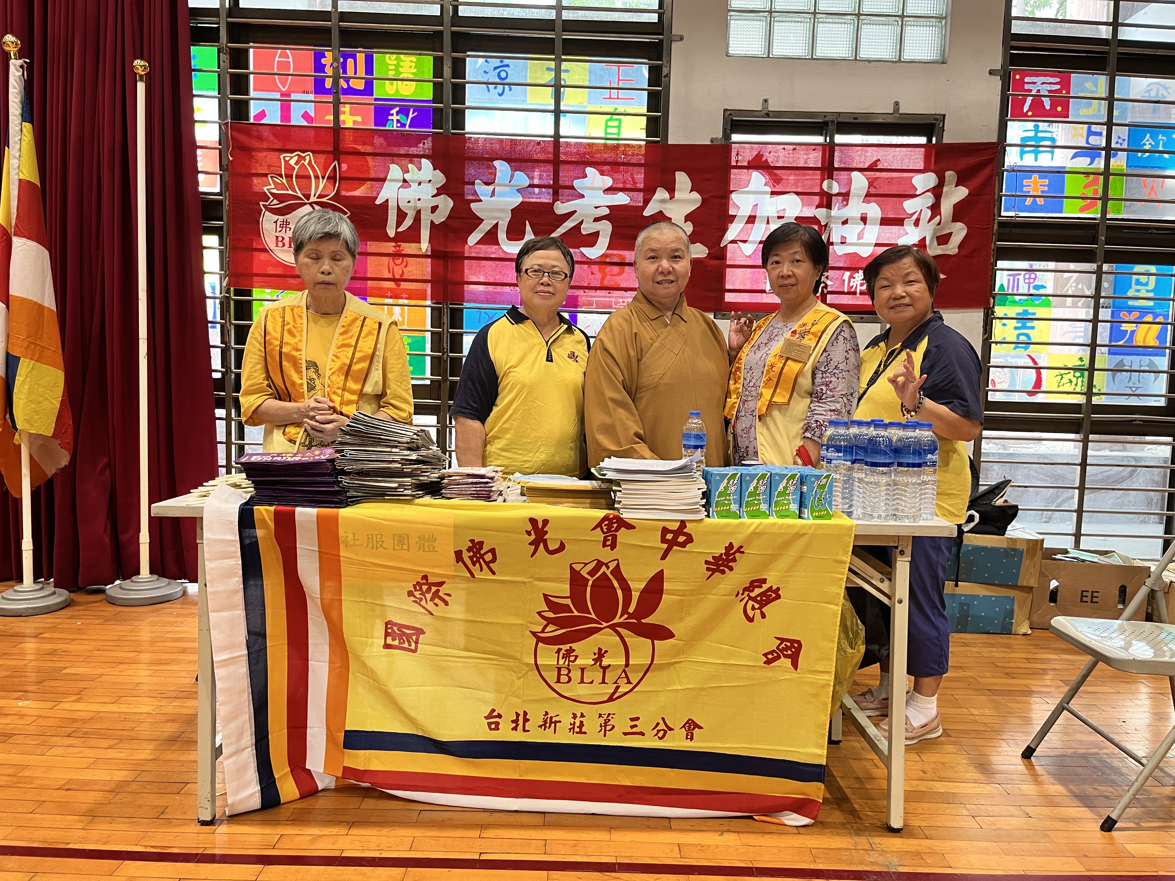 炎夏酷暑　佛光獻愛考生加油站