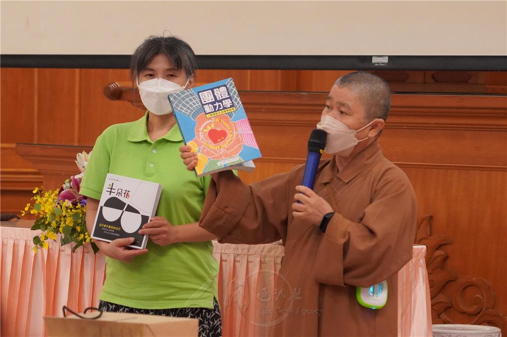 覺年法師「禪繞止纏一筆畫畫展」　找到生命真善美