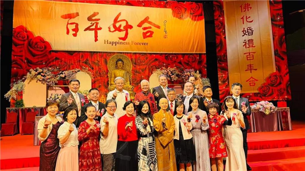 2024佛化婚禮暨菩提眷屬祝福禮-新竹區菩提眷屬與覺晴法師及桃竹苗區協會長林依潔（前右六）合影.jpg