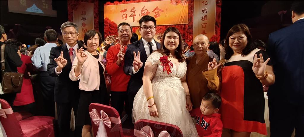 2024佛化婚禮暨菩提眷屬祝福禮-佛化婚禮新人蕭吟芳（右三）與邱義駿（右四）和親人合照.jpg