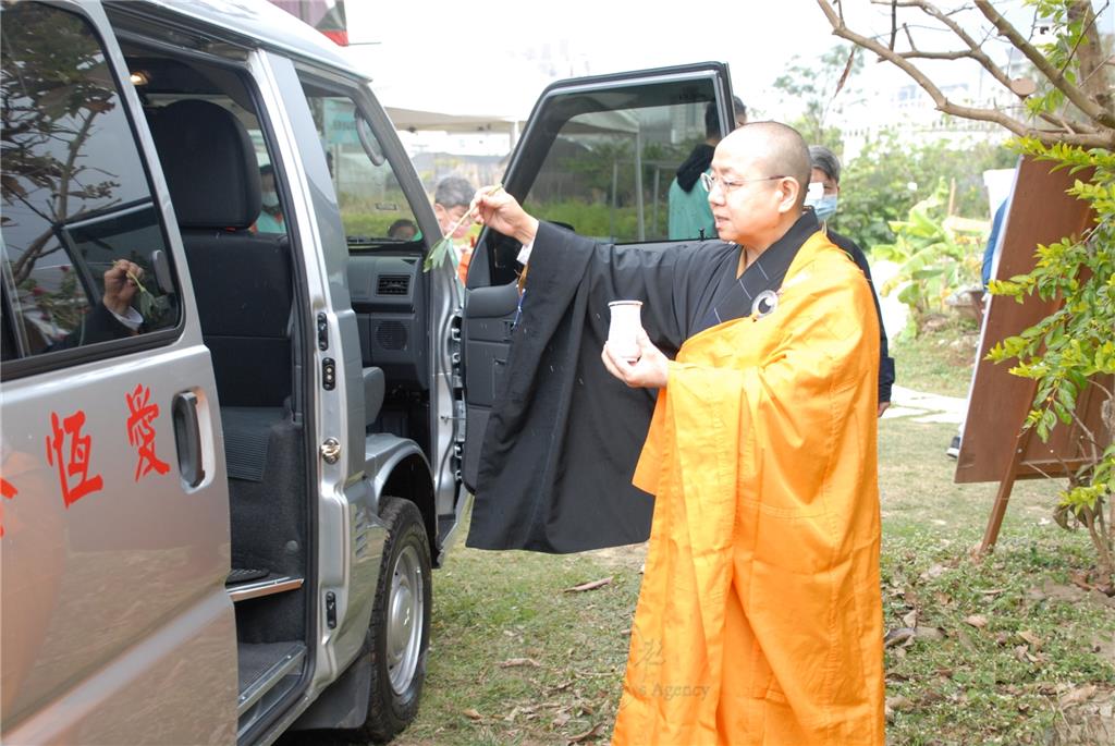 2024.1.20愛恆冬暖嘉年華法寶寺祝福-法寶寺妙全法師進行佛教灑淨儀式.jpg