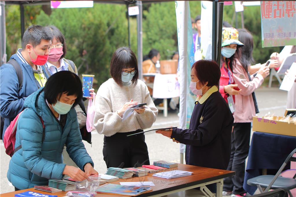 2024.3.16雲水書坊、蔬食A計劃、三好校園　走入中華大學賀校慶-師生閱讀人間佛教小叢書.jpg