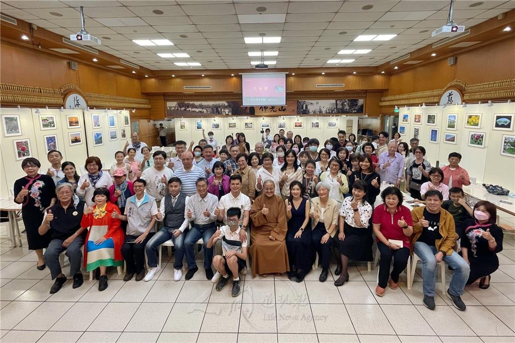 2024.4.13法寶寺舉辦「照見新竹亮點．師生攝影聯展」　開幕茶會-大合照.jpg