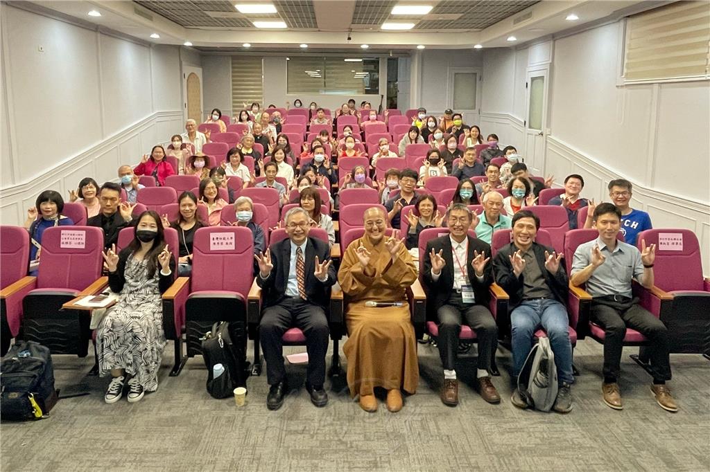 2024.4.27法寶寺身心靈研討幽默正念助益生活-全體大合照.bmp