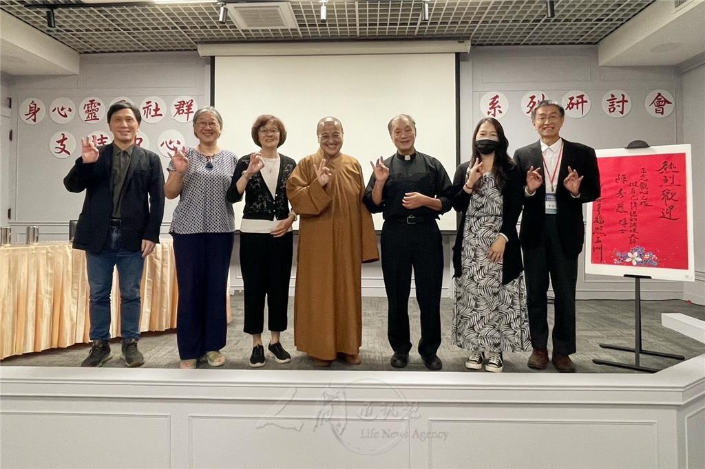 2024.4.27法寶寺身心靈研討幽默正念助益生活-貴賓合照.bmp