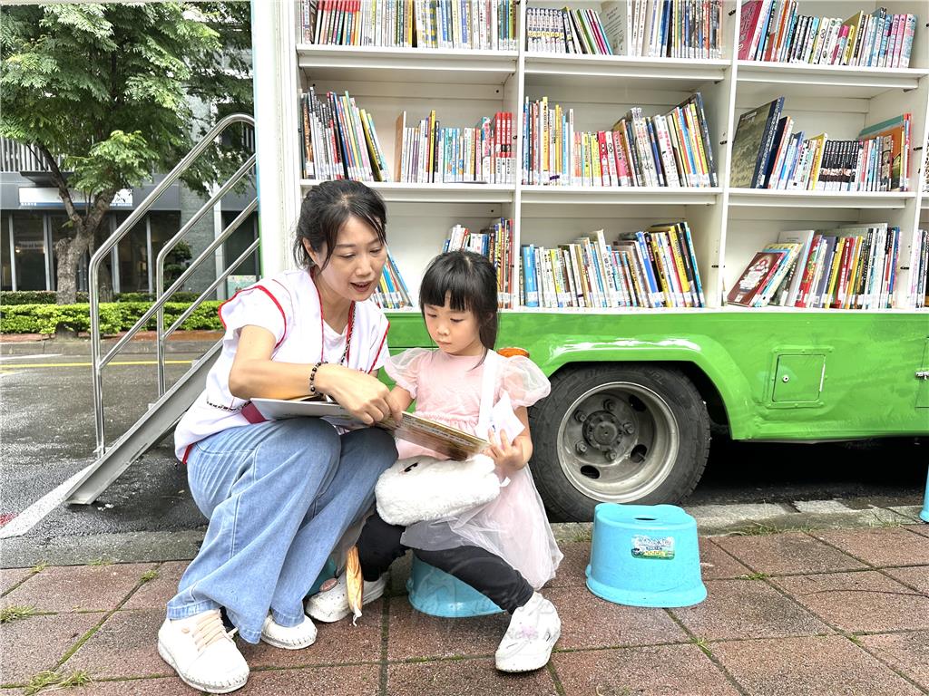 2024.5.5慶祝佛誕節暨母親節園遊會向偉大的人間佛陀與媽媽們致敬-佛光人陪小朋友閱讀.jpg