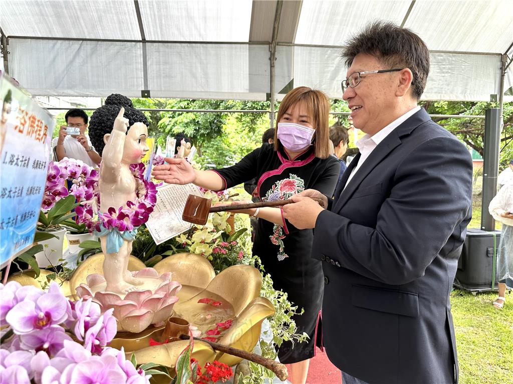2024.5.5慶祝佛誕節暨母親節園遊會向偉大的人間佛陀與媽媽們致敬-竹縣立委林思銘浴佛.jpg