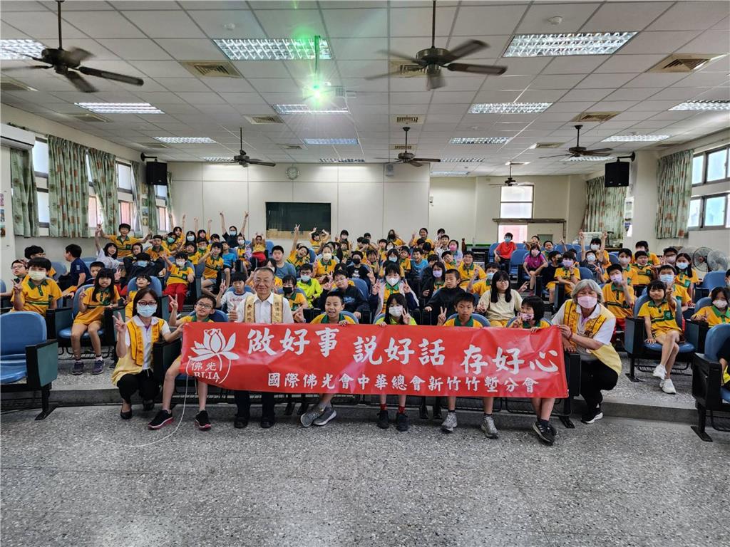 2024.5.9新社國小校園講座江峰平談電玩-大合照.jpg