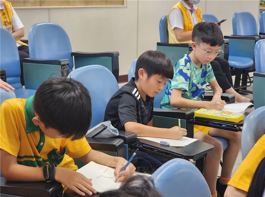 2024.5.9新社國小校園講座江峰平談電玩-學生用心做筆記.jpg