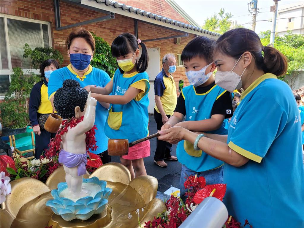 2024.5.8新竹縣聚集德幼兒園浴佛活動共沐佛恩行三好-老師協助小朋友浴佛.jpg