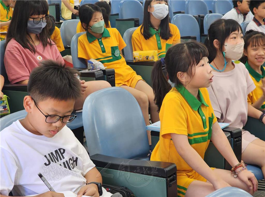 2024.5.9新社國小校園講座江峰平談電玩-學生專注認真聆聽的表情，好可愛.jpg