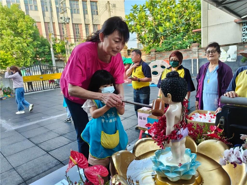 2024.5.8新竹縣聚集德幼兒園浴佛活動共沐佛恩行三好-祖母引導孫女一同浴佛.jpg