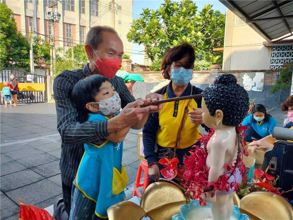 2024.5.8新竹縣聚集德幼兒園浴佛活動共沐佛恩行三好-爺孫一同浴佛.jpg