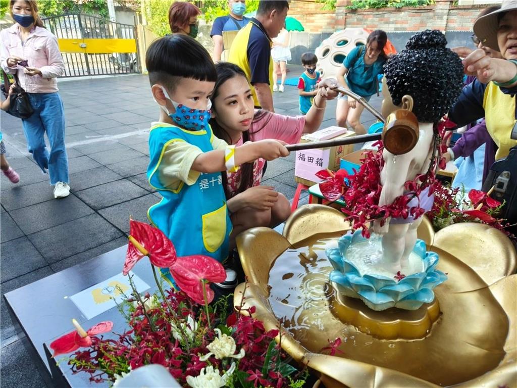 2024.5.8新竹縣聚集德幼兒園浴佛活動共沐佛恩行三好-親子一起浴佛.jpg