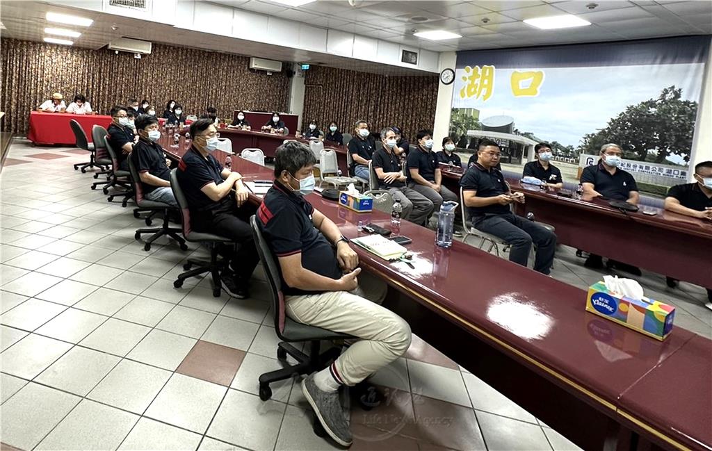 2024.5.8一社區一蓮花幸福講座與新竹企業談溝通法要-企業員工專心聽講.jpg