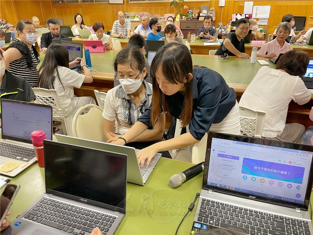 2024.9.17法寶寺社區客廳學員齊聚學習Canva設計-林翠盈講師耐心協助學員解決問題.jpg