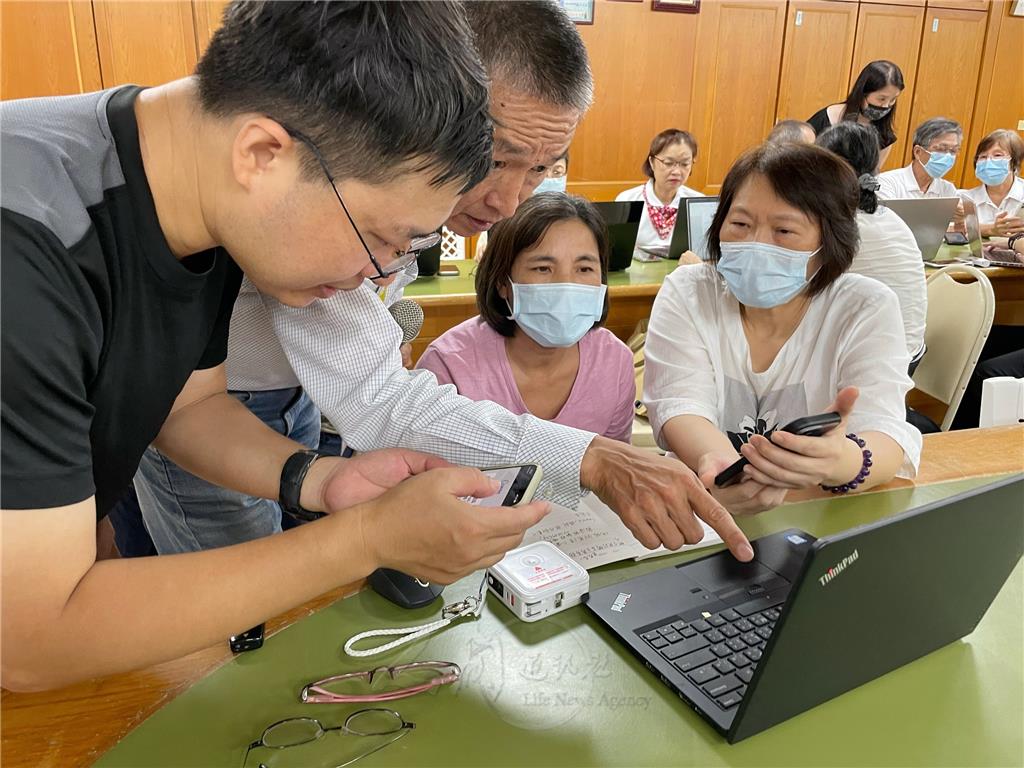 2024.9.17法寶寺社區客廳學員齊聚學習Canva設計-學員相互協助.jpg
