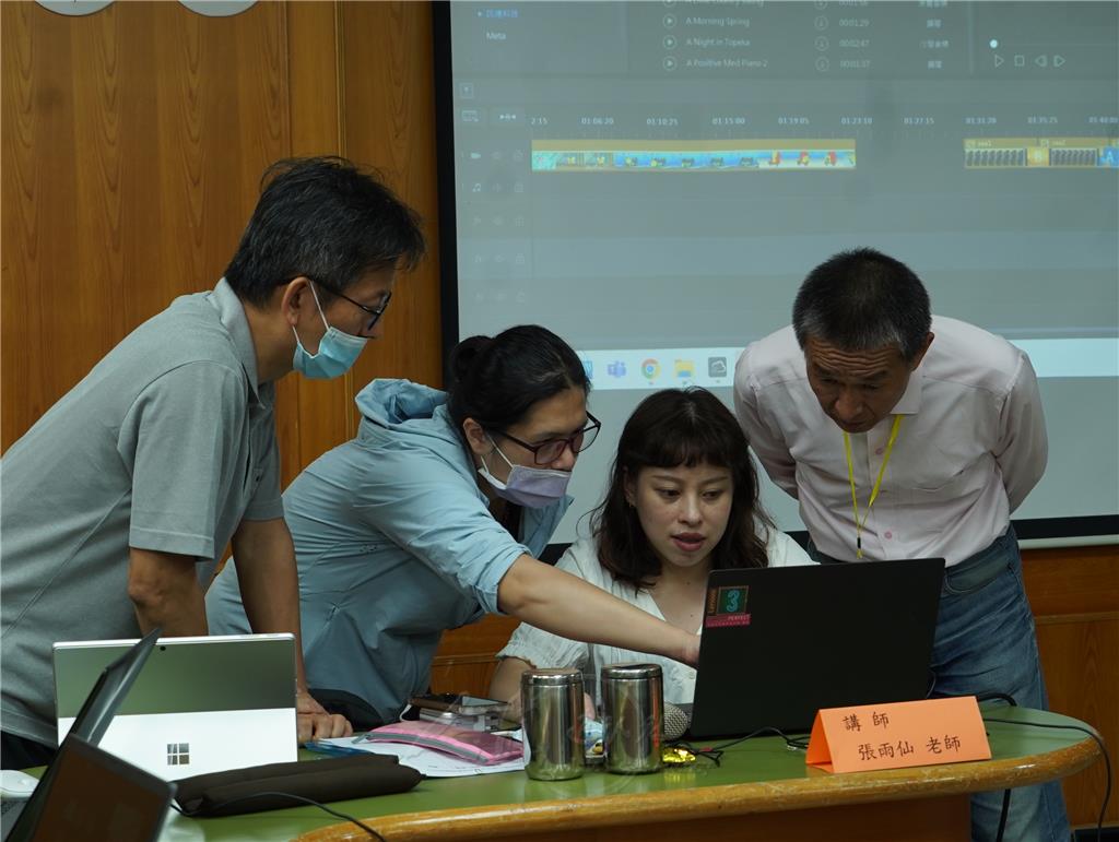 2024.9.21法寶寺「社區客廳系列講座」　學習「威力導演」剪輯軟體-學員向老師請教問題.jpg