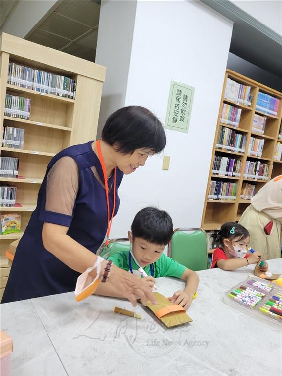 2024.9.21法寶小菩薩開學靜心學習與環保創作-陳鳳美老師教導做環保響板.jpg