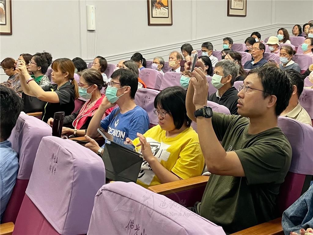 2024.10.26法寶寺身心靈及社群支持中心講座找到正向發展與調和壓力方法-學員認真聆聽.bmp