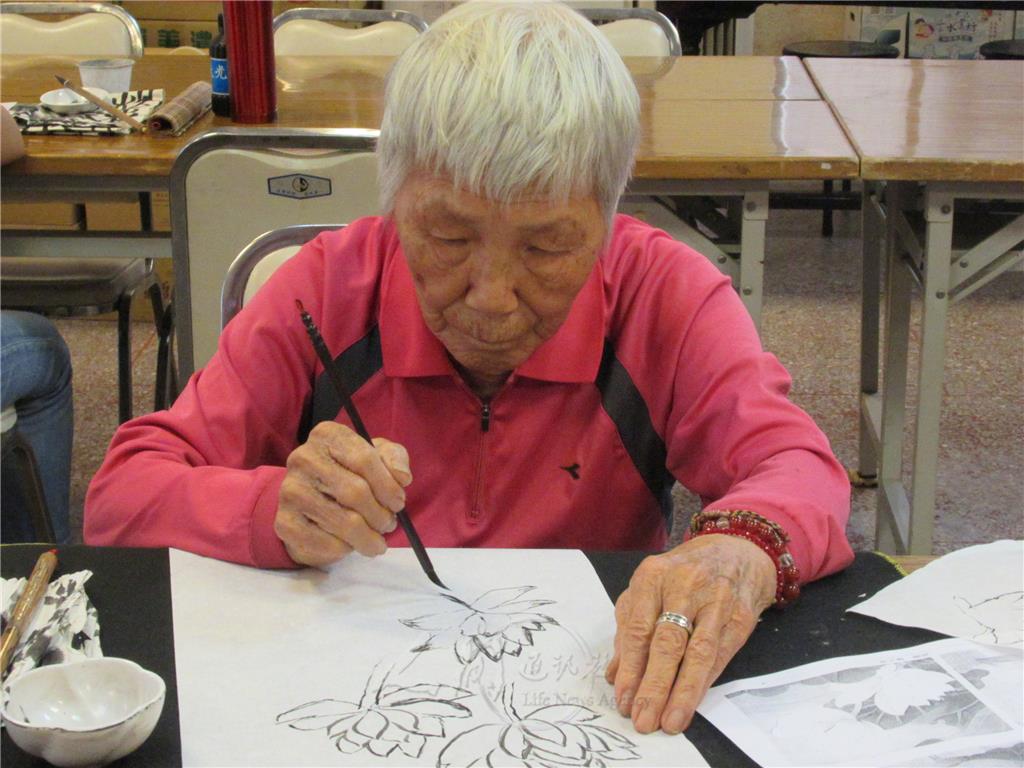 學員陳李玉清拿起畫筆，展現出「活到老、學到老」的精神.jpg