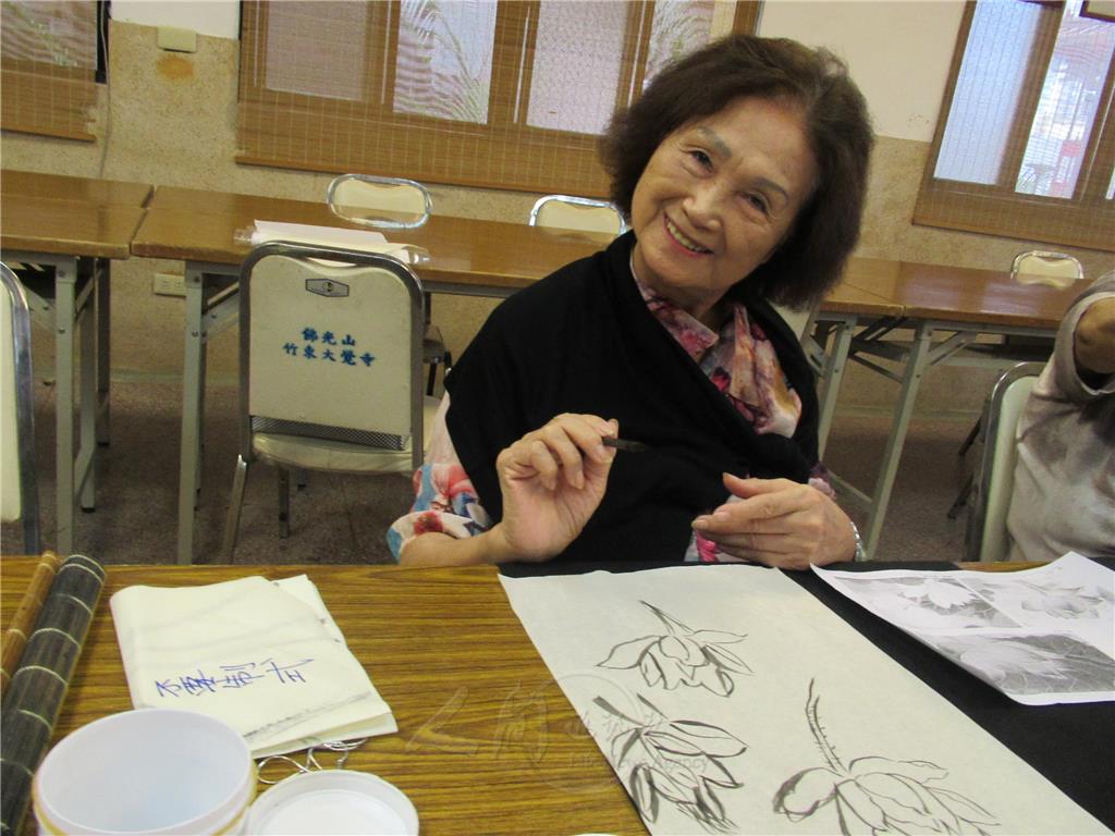 學員黃節惠今年81歲，開心學習國畫.jpg