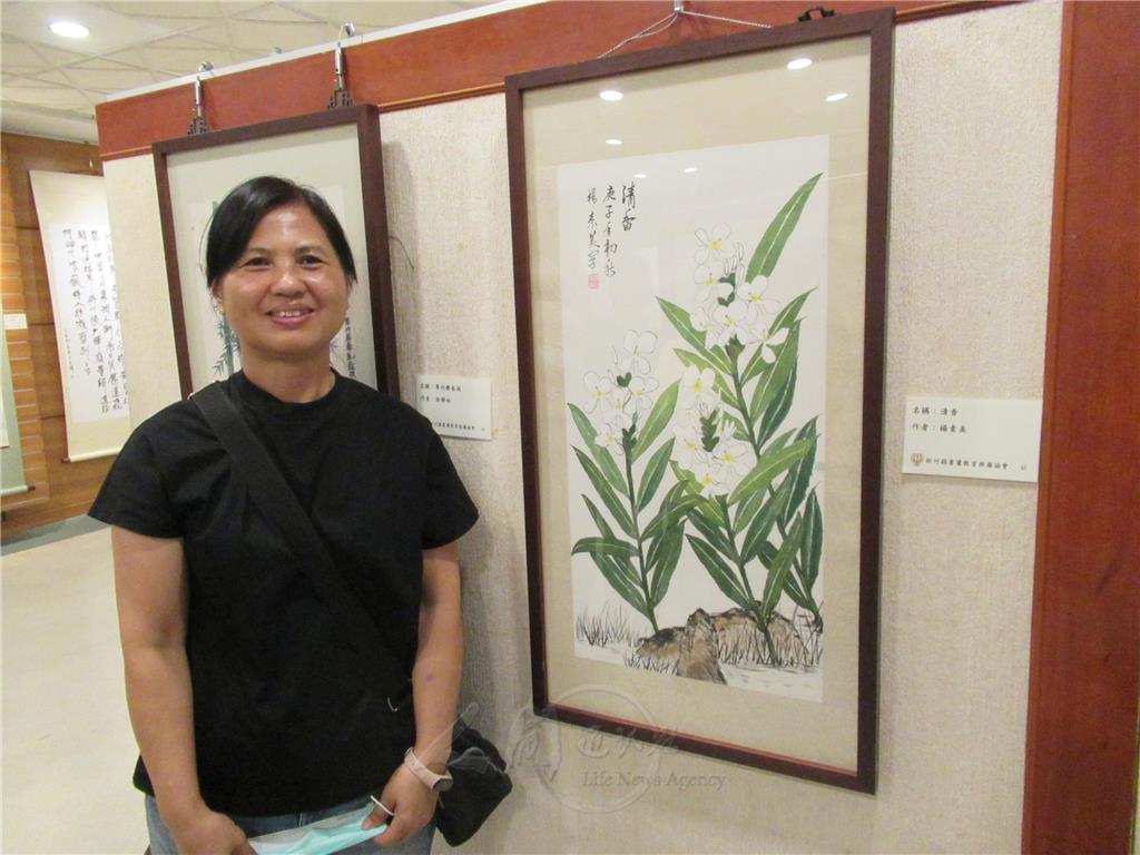 學員楊素美畫作中的野薑花，是台灣鄉間的特有植物，其作品彷彿聞得到野薑花香.jpg