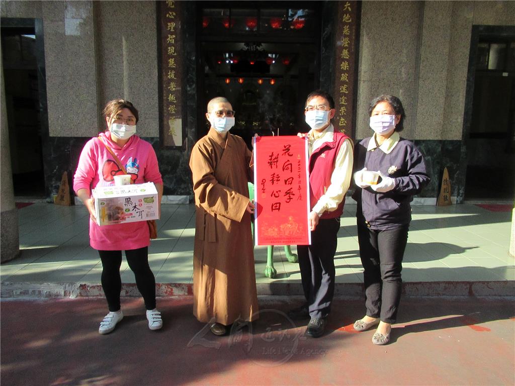 上館國小校長徐永基親自到竹東大覺寺領取臘八粥.jpg