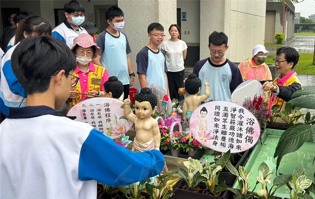 新港國中考生浴佛淨心　祈願金榜題名