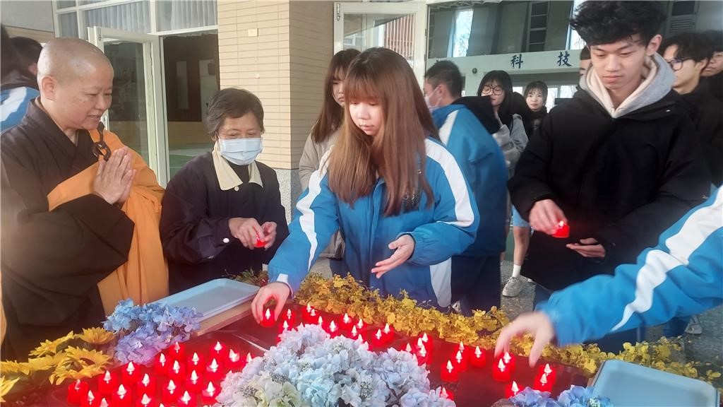 三好校園大同高中考生獻燈祈福　宏法社祈願祝禱