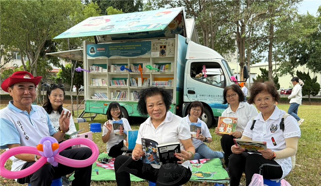 妙法寺雲水書車傳遞善與愛　龍井親子草地悅讀幸福