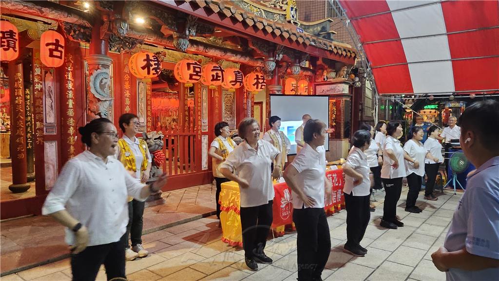 幸福列車抵達梧棲小鎮　廟埕蓮花飄香傳遞感恩