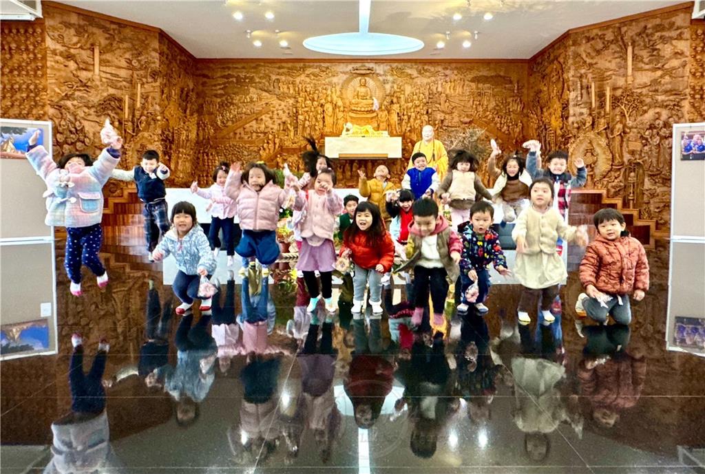 慧裴法師攝影展員林講堂開展　種籽幼兒園觀賞得智慧