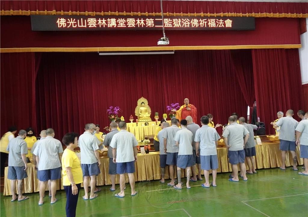 雲林二監浴佛洗滌身心　高牆內傳遞平安溫暖