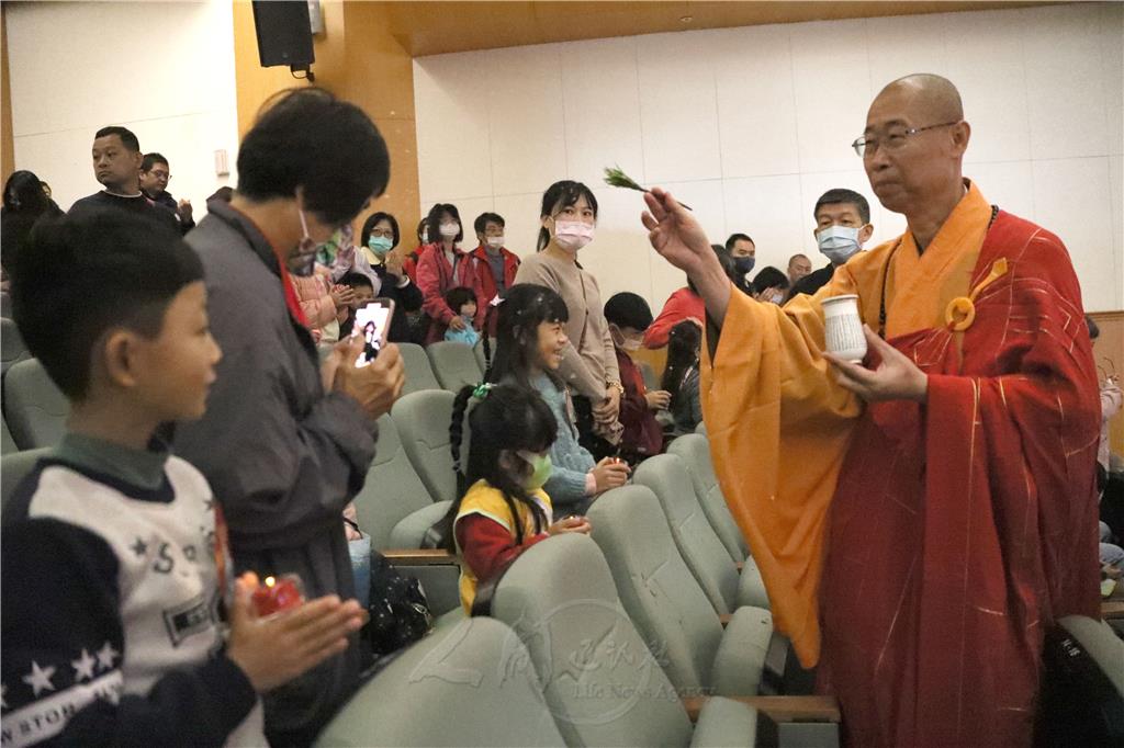 圓福寺佛光寶寶祝福禮　帶動愛的循環