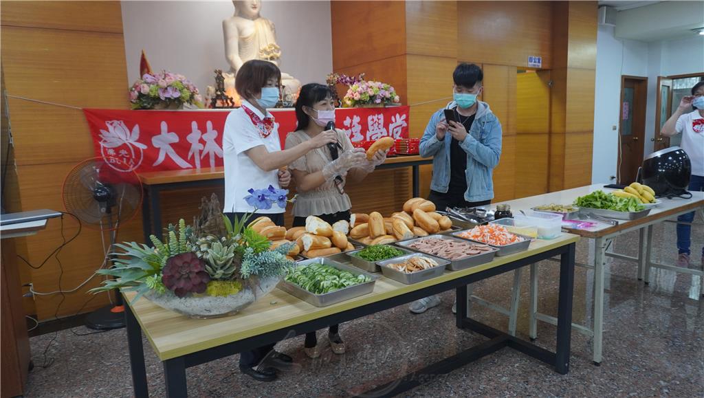 來自越南的授課老師黃氏青翠,為大家介紹越南法國麵包三明治製作的步驟。.jpg