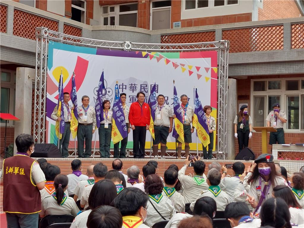 頒獎給績優童軍團時，大林佛光童軍團團長張博智(左起第四位)代表上台受獎.jpg