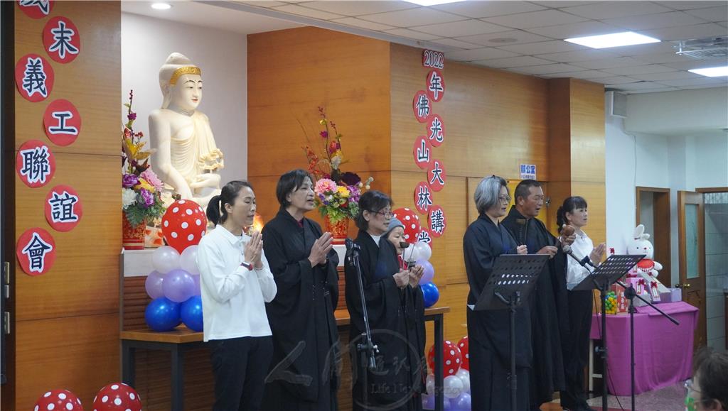 梵唄班學員一邊以引罄與木魚敲打節奏，一邊虔誠唱誦〈讚佛偈〉，大眾聆聽梵音讚頌的同時也淨化了心靈。.jpg