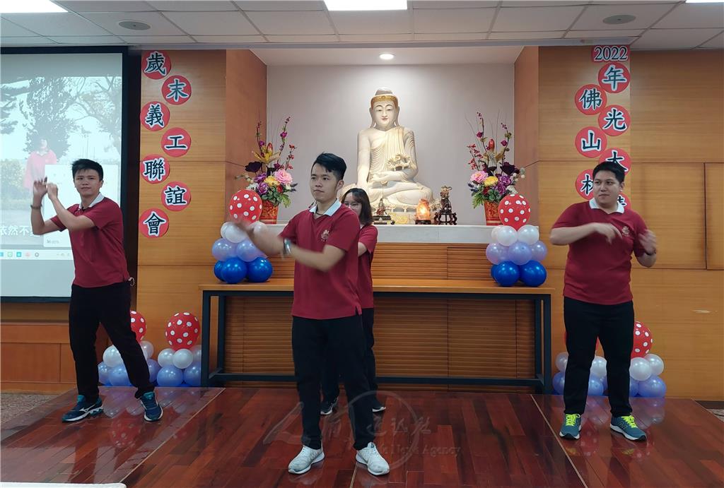 大林佛光青年團團長鄭維堯帶領團員們唱跳〈Never Give Up〉，展現青年無限的活力與希望.jpg