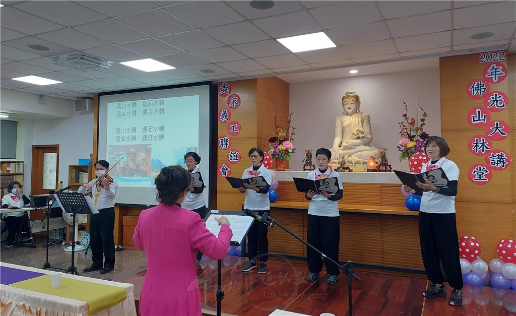 大林講堂氣功歌唱班以太極氣功法融入歌唱技巧，演唱人間音緣歌曲〈流轉〉讓人耳目一新.jpg