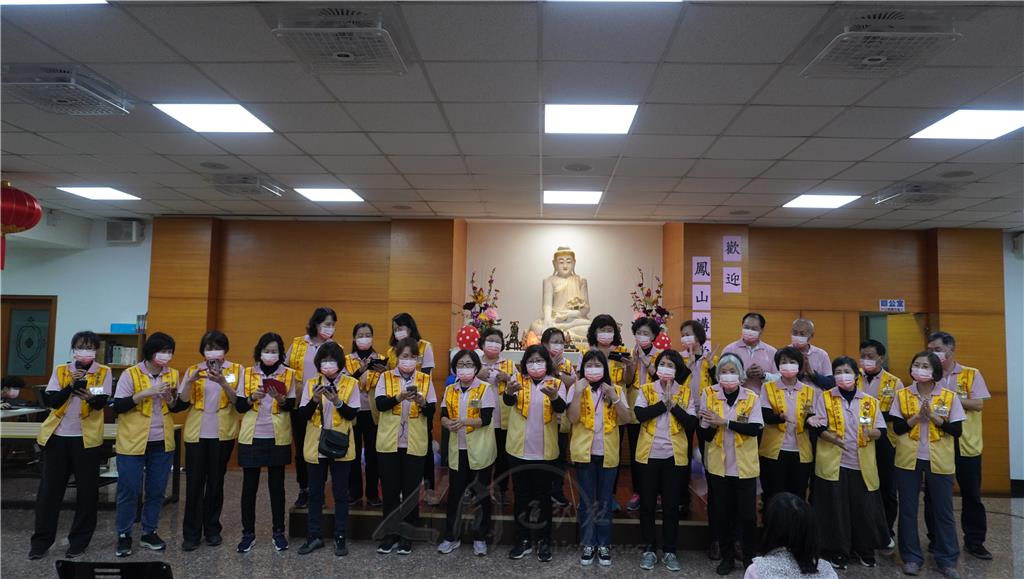 督導與會長們上台獻唱〈點燈〉，展現佛光大家庭的團結與慈悲願力。.jpg