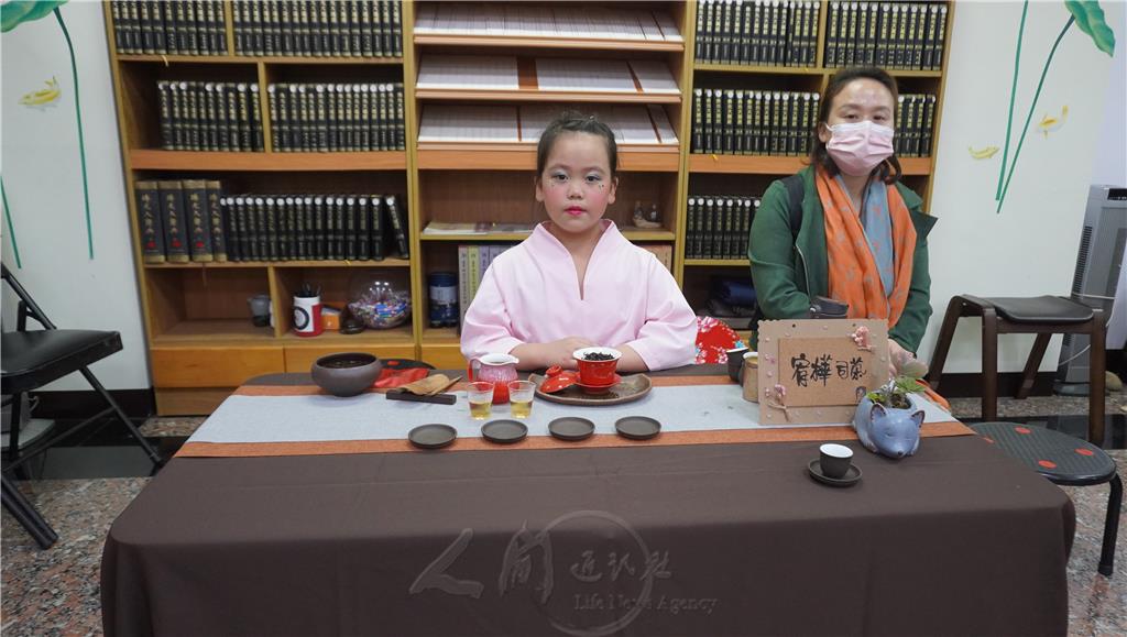7歲的小茶師蔡宥樺多才多藝，以熱情動感的肚皮舞為餐會後的晚會暖場.jpg