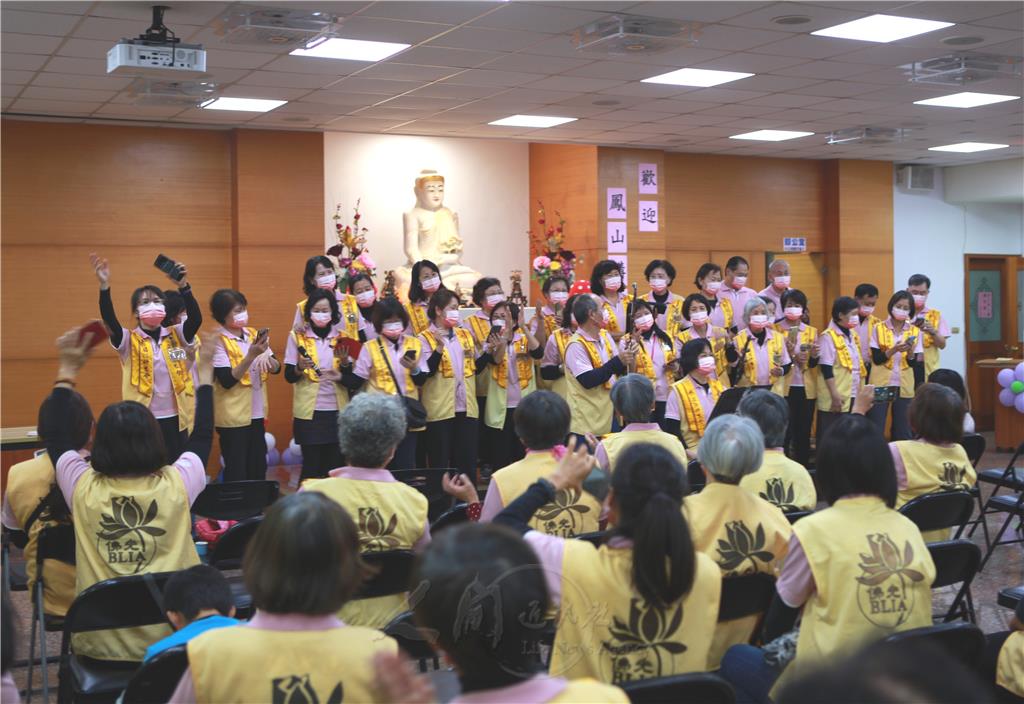 鳳山講堂30餘位督導、會長一起上台演唱星雲大師作的詞〈點燈〉，藉由這首歌曲，希望人人能點亮心燈，讓世界