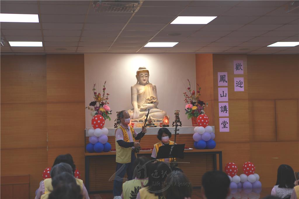 謝杉河伉儷在新的一年帶給大家好彩頭，先以二胡演奏〈甜蜜蜜〉，祝福大家都能過得甜蜜蜜。.jpg