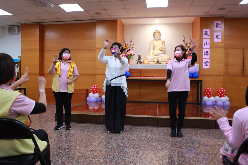 老師指導學員兔子手指運動。.jpg